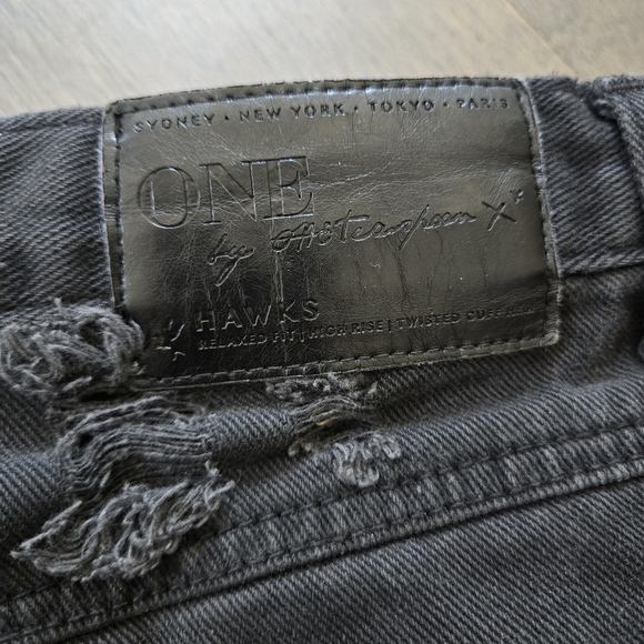 One x Teaspoon 'Hawk' black jean shorts size 25 - Picture 5 of 6